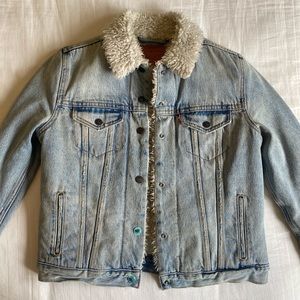 Vintage Levi’s Sherpa light wash denim jacket.